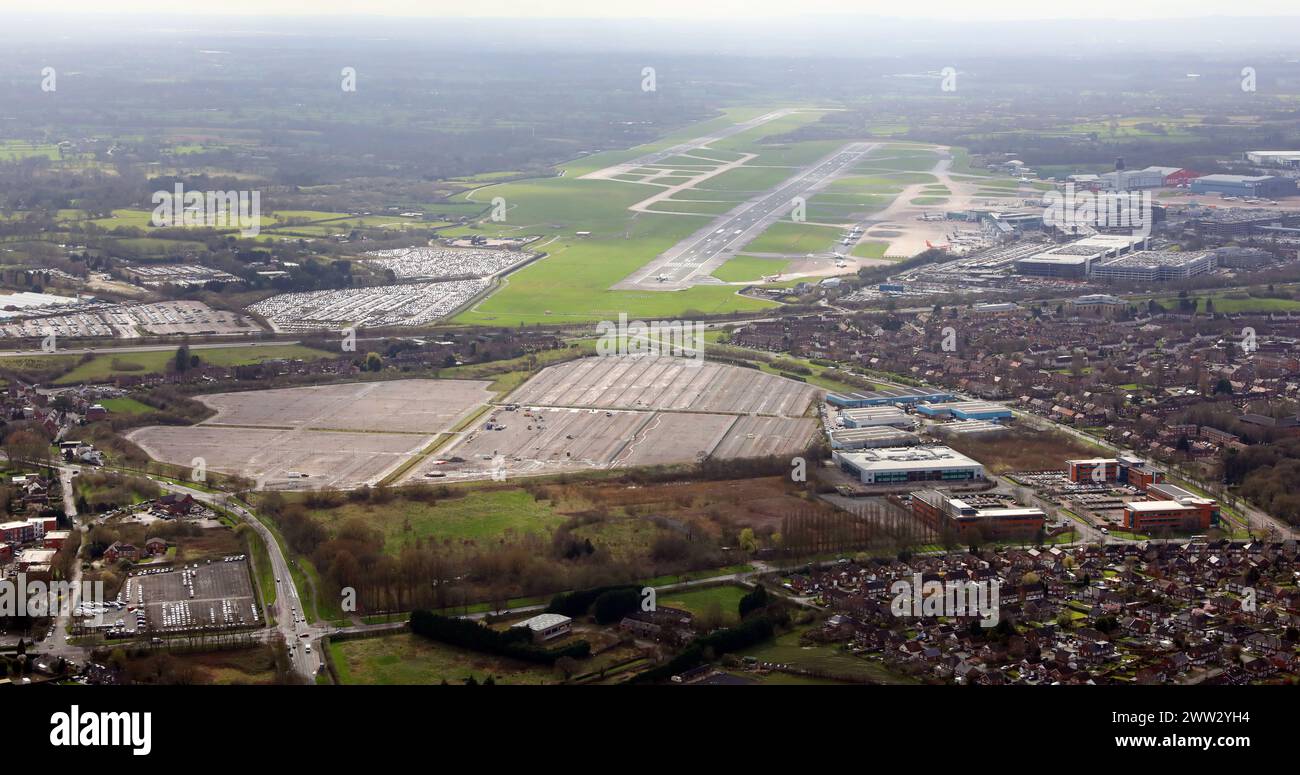 Luftaufnahme des Manchester Airport von Osten aus mit Blick auf einen Parkplatz in Richtung Start- und Landebahn 23 rechts (23R) Stockfoto