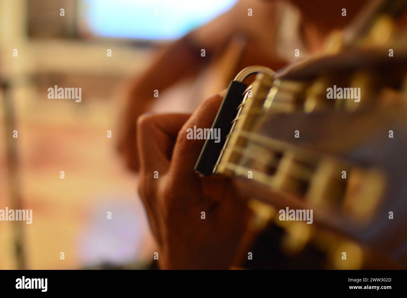 Fotografía tomada a una persona tocando la Guitarra flamenca Stockfoto