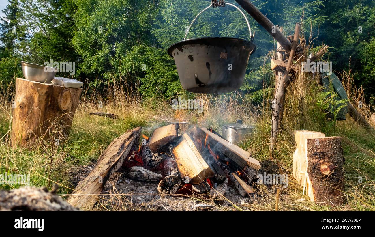 Kochen am Lagerfeuer mit Abenteuer Stockfoto