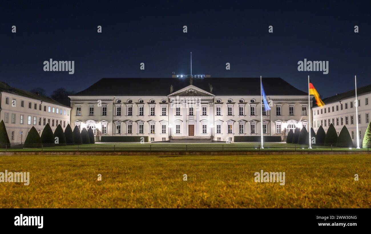 Schloss Bellevue Sitz des Bundespraesidenten und Baudenkmal am Spreeweg 1 im Berliner Ortsteil Tiergarten, am Abend - Lichter der Großstadt Berlinbi Stockfoto