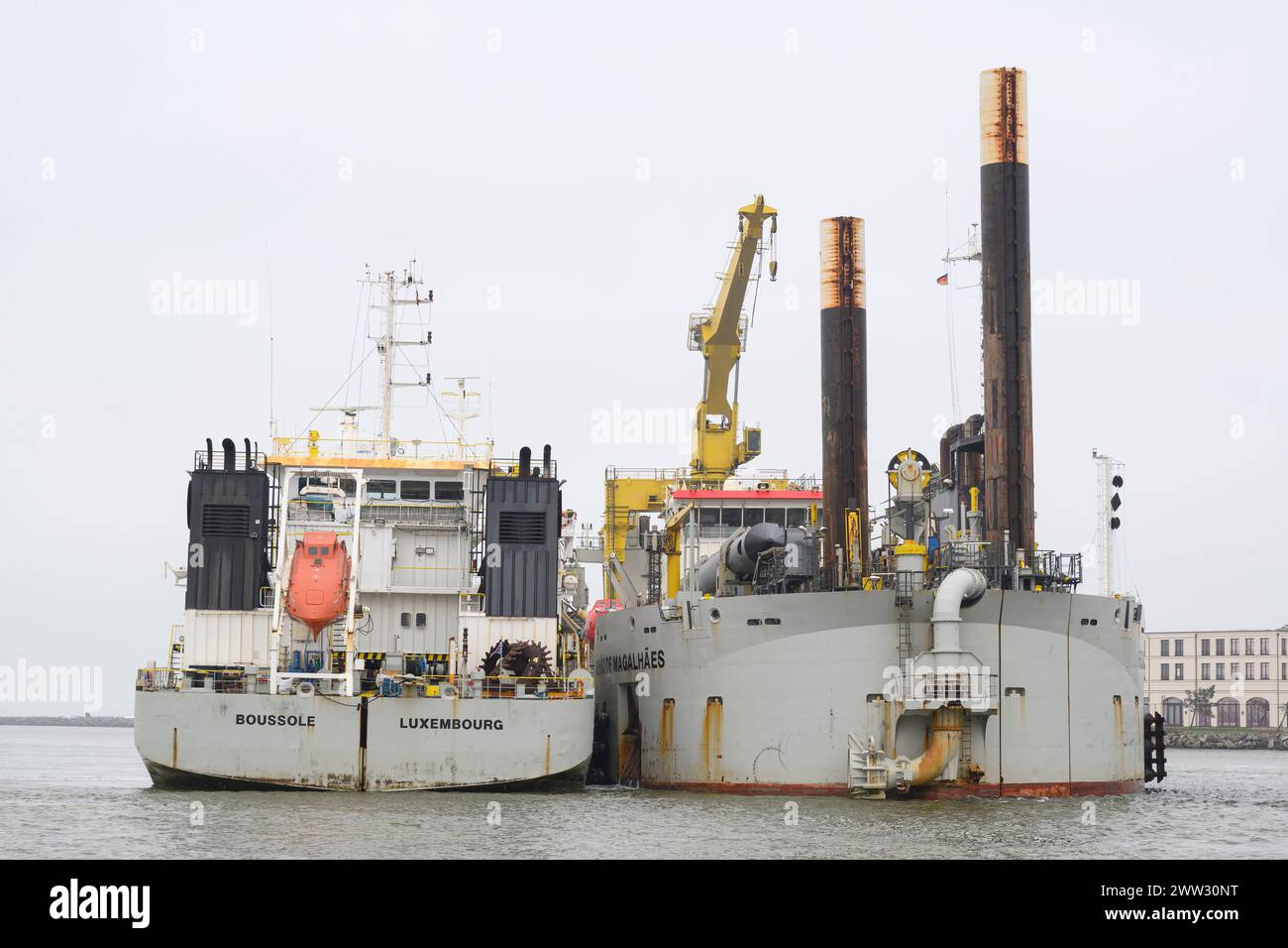 Die schute Bussole legt am Schneidkopfsaugbagger, Fernao de Magalhaes an, der Rostocker Seekanal wird vertieft - ausgebaggert, GER, MV, Rostock, Hafe Stockfoto