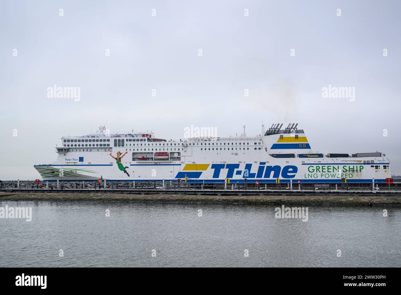 Die Peter Pan eine RO-Pax-Faehre der Reederei TT-Line, sie verlaesst hier den Rostocker Hafen und Passiert die Mole in Warnemünde. GER, MV, Rostock Stockfoto