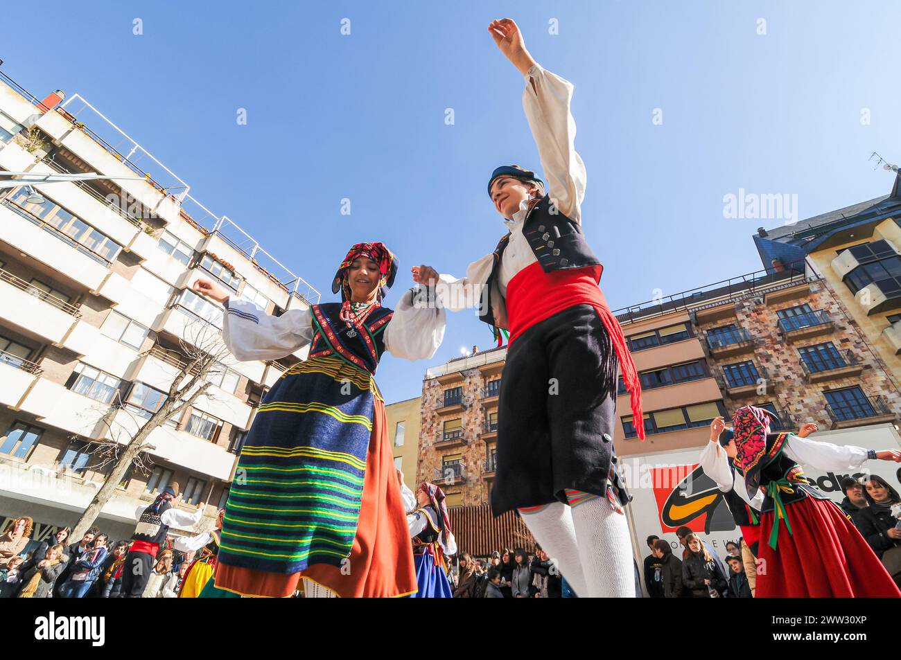 Ein paar Tänzer in regionalen Kostümen tanzen auf der Straße während einer Veranstaltung in Zamora, Spanien. Stockfoto