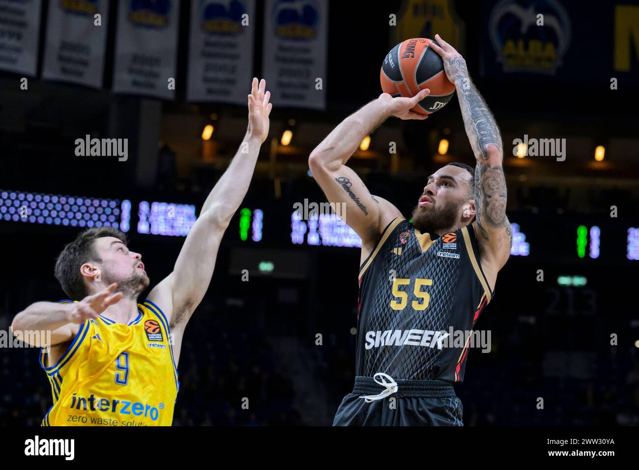 V.l. Jonas Mattisseck (Alba Berlin, 9), Mike James (AS Monaco, 55), Zweikampf, Action, Kampf, Alba Berlin vs Alba Berlin vs AS Monaco, EuroLeague, H Stockfoto