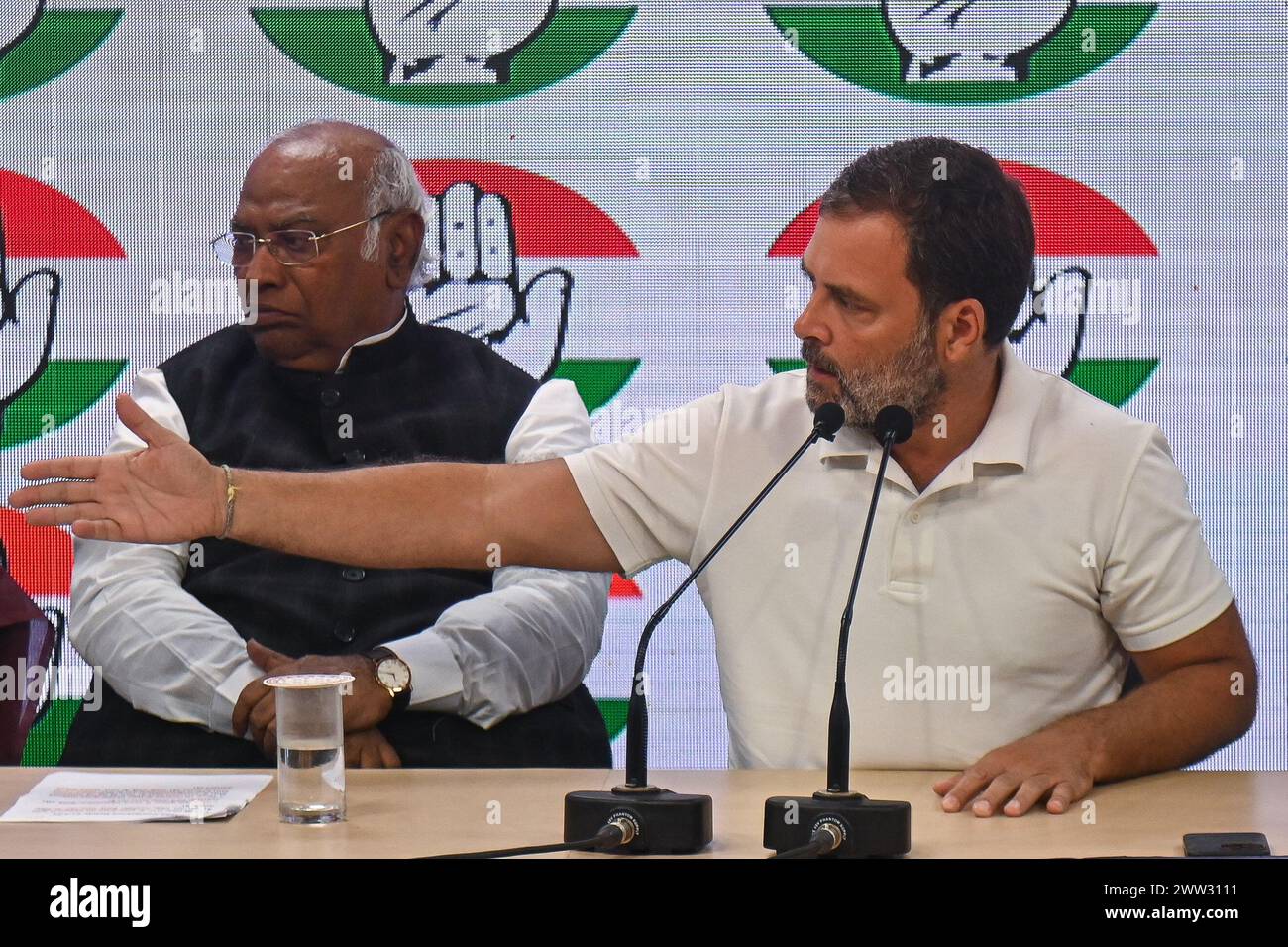 Neu-Delhi, Delhi, Indien. März 2024. Indiens wichtigster Oppositionsführer des Indischen Nationalkongresses, Rahul Gandhi (R), Gesten während einer Pressekonferenz zusammen mit dem Parteipräsidenten Mallikarjun Kharge (L) im Parteihauptquartier in Neu-Delhi, Indien am 21. März 2024. (Kreditbild: © Kabir Jhangiani/ZUMA Press Wire) NUR REDAKTIONELLE VERWENDUNG! Nicht für kommerzielle ZWECKE! Stockfoto