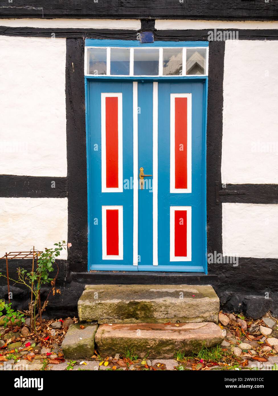 Vorderansicht der farbenfrohen Tür eines alten Fachwerkhauses in der Teglgade Straße in Mariager, Nordjylland, Dänemark Stockfoto