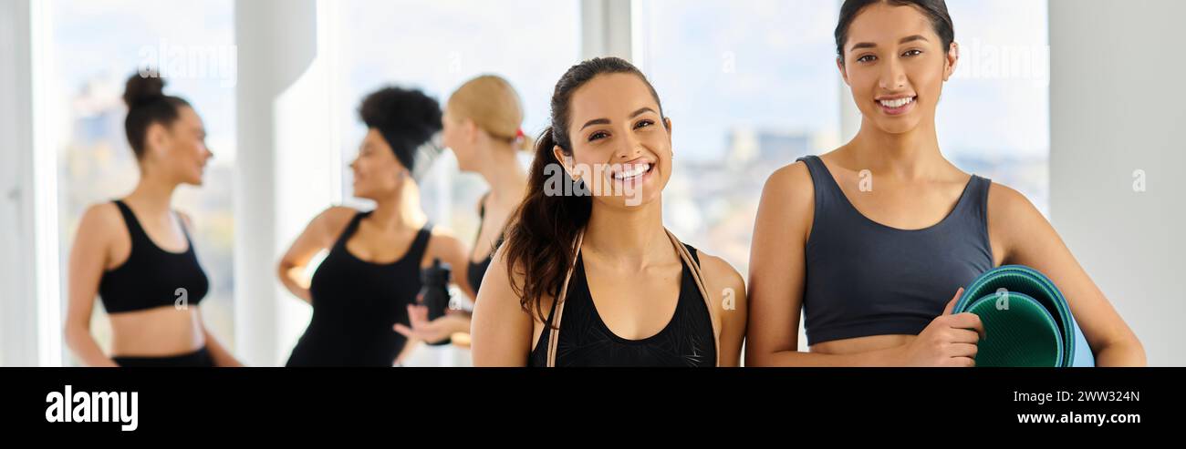 Banner mit glücklichen, vielfältigen weiblichen Freunden in aktiver Kleidung, die nach dem Pilates-Workout in die Kamera lächeln Stockfoto