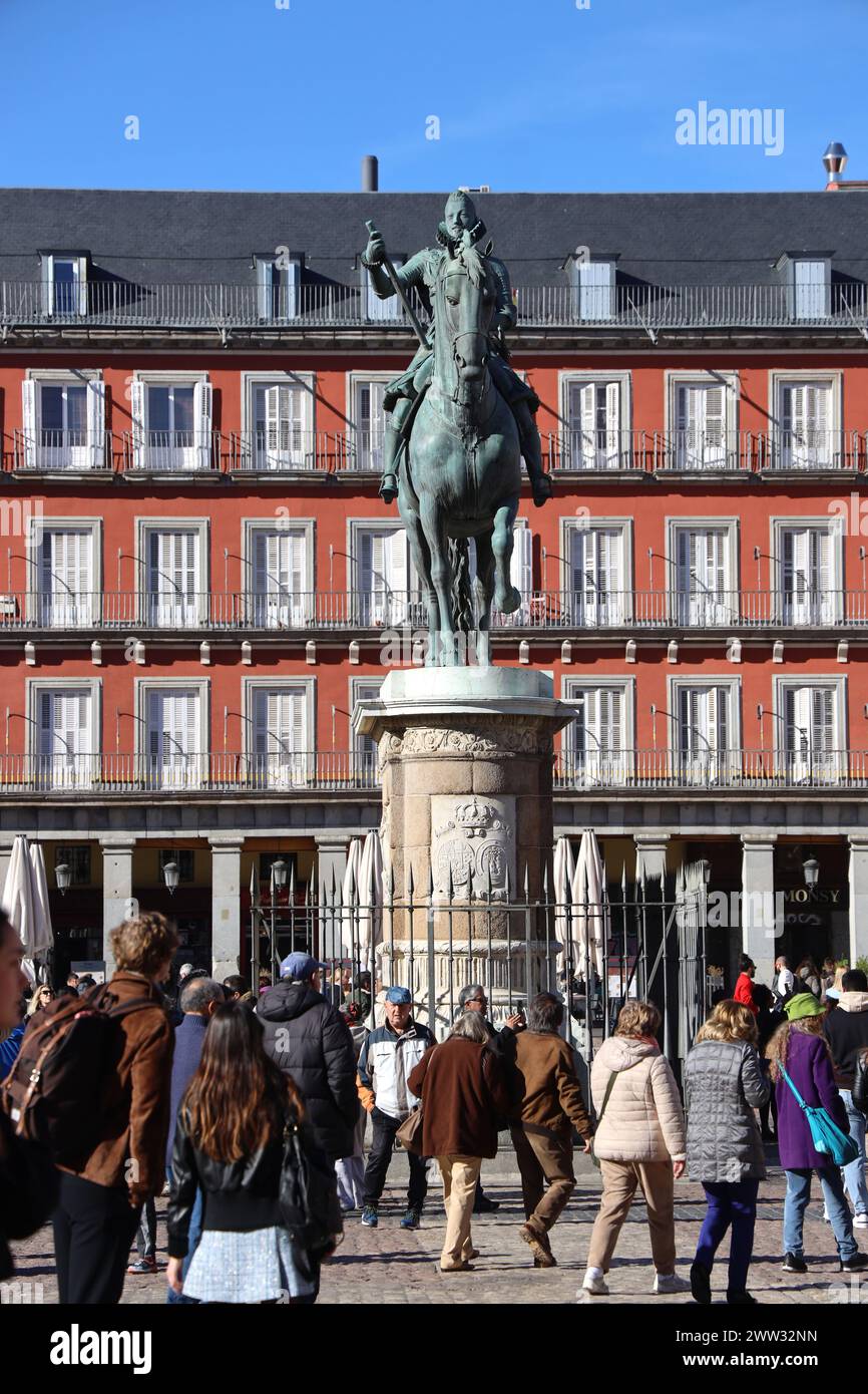 Madrid, Spanien. La Plaza Major. Rechteckige Esplanade wurde 1620 eröffnet. Statue von König Philipp 111 von Jean Boulogne. Geschäftiger gewölbter und säulenförmiger Platz. Stockfoto