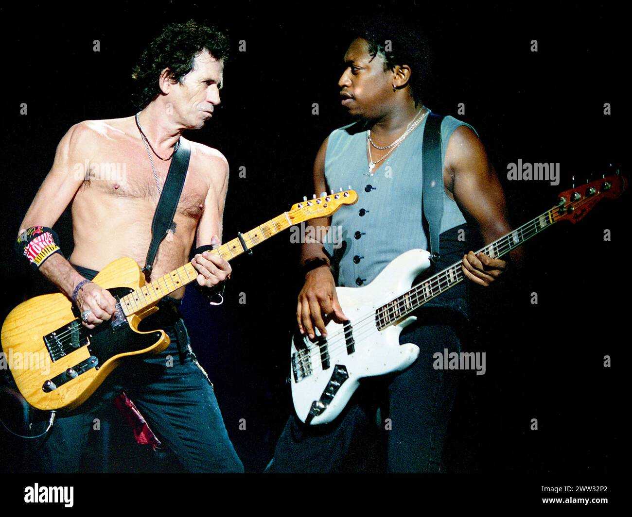Keith Richards von den Rolling Stones mit Darryl Jones an der Brixton Academy, London, UK Juli 1995 Stockfoto