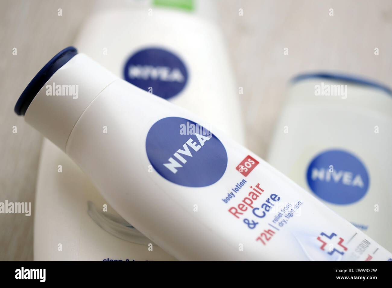 KIEW, UKRAINE - 27. FEBRUAR 2024 Produktion von Nivea, deutscher Körperpflegemarke, die auf Haut- und Körperpflegeprodukte spezialisiert ist Stockfoto