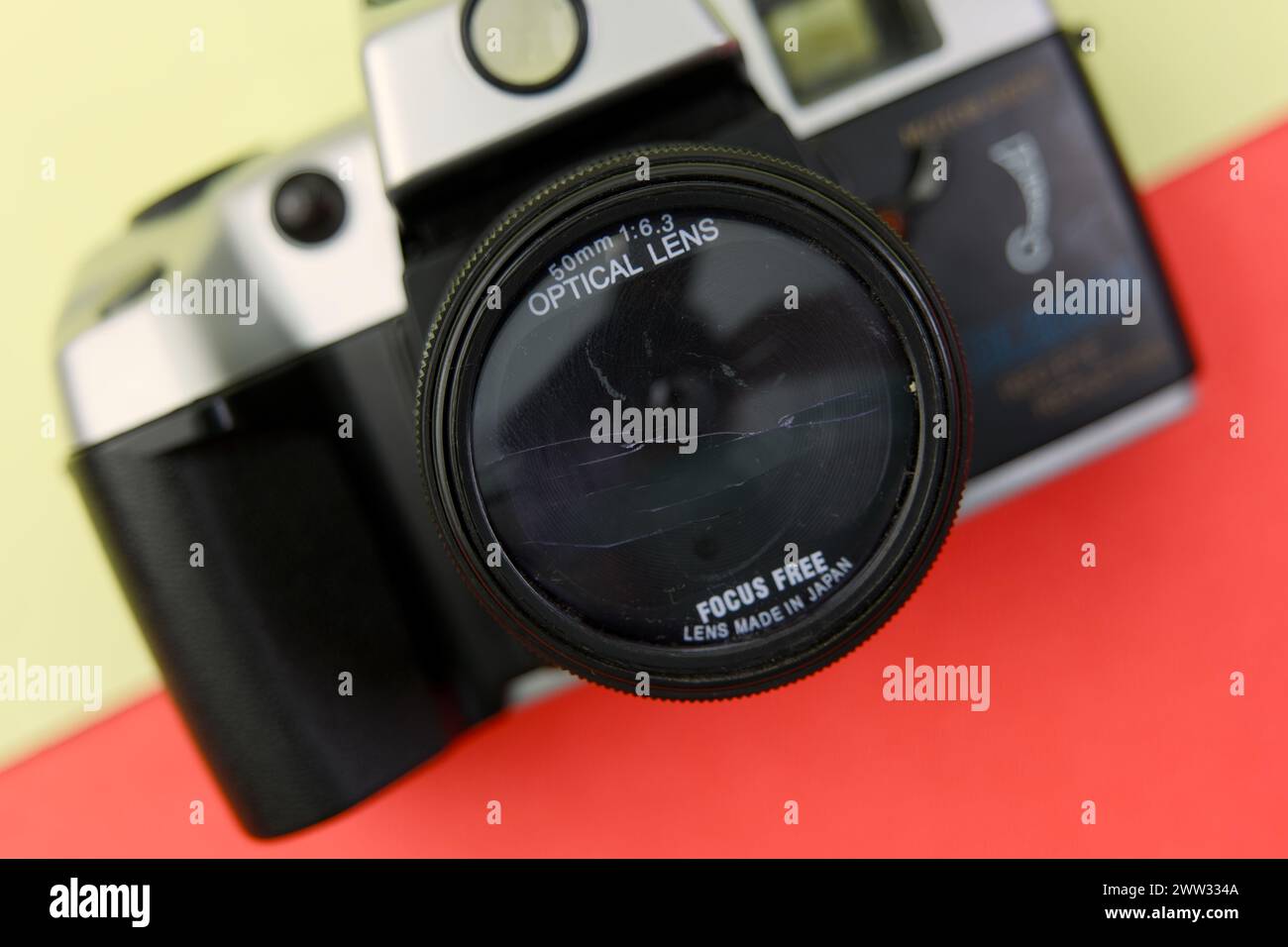 Ein ergreifendes Bild eines kaputten Vintage-Kameraobjektivs, sein zertrümmertes Glas eine Metapher für verlorene Erinnerungen Stockfoto