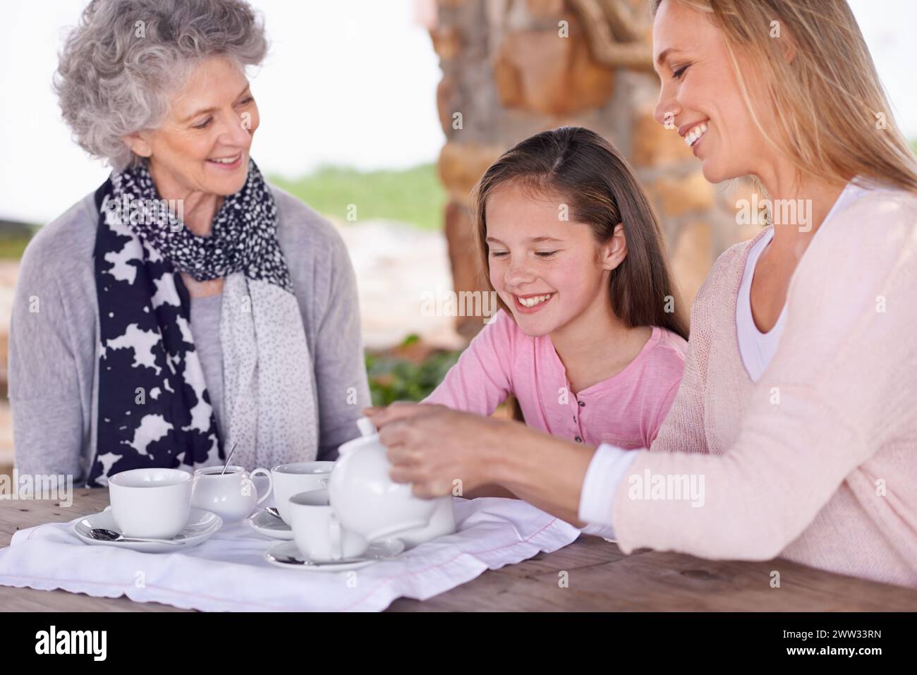 Frau, Kind und entspannen Sie sich mit Tee für Spaß, Generationen im Park zusammen, um sich mit Liebe zu verbinden. Familie Zeit, Mutter und glückliche Oma und Lächeln für Stockfoto