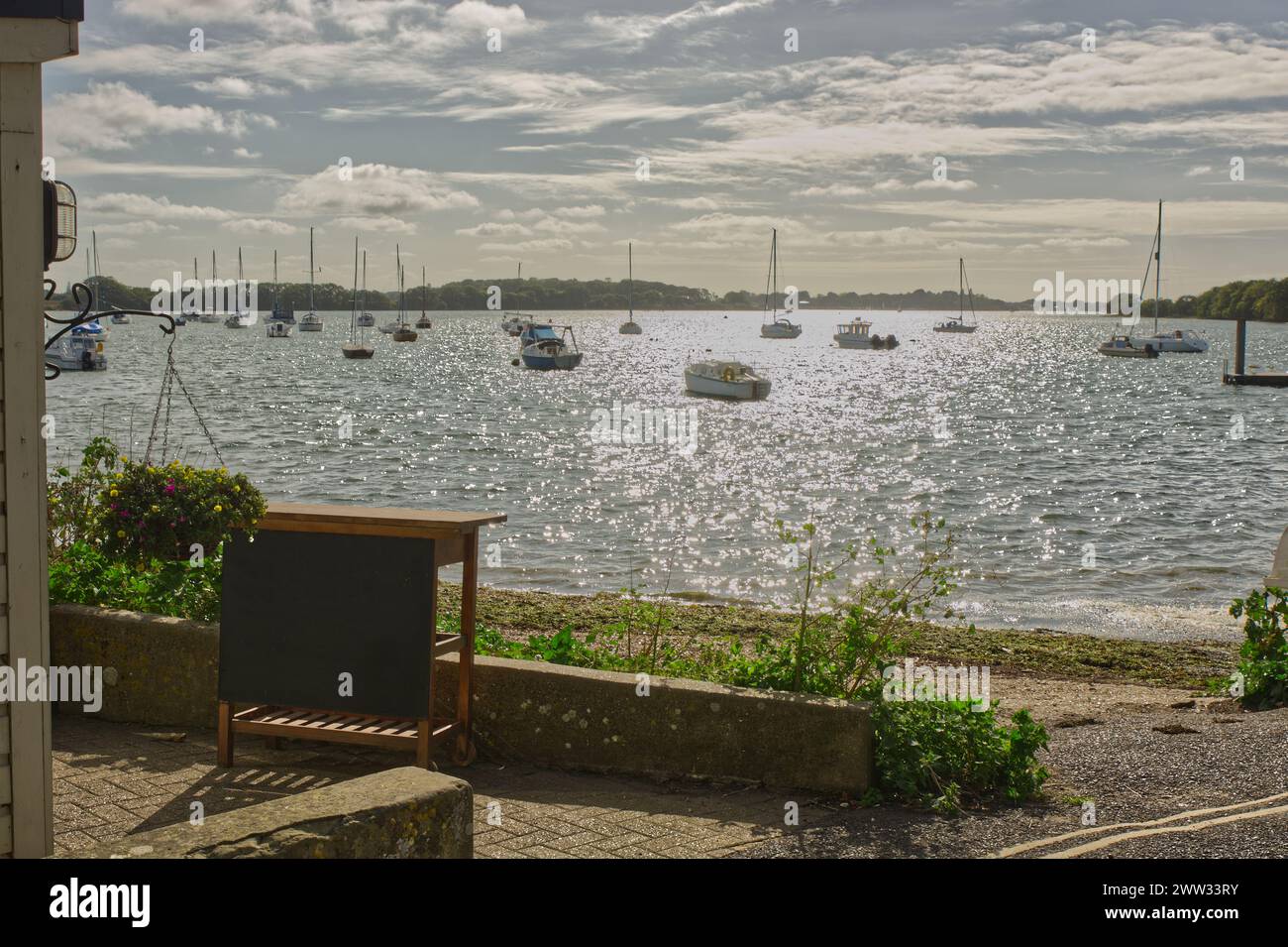 Anlegeboote am Dell Quay in Chichester Harbour, West Sussex, England Stockfoto