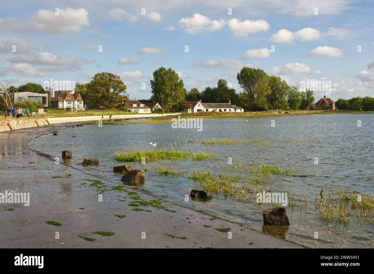 Bosham in Chichester Harbour, West Sussex, England. Mit Gezeitenstraße, die jede Flut überflutet. Stockfoto