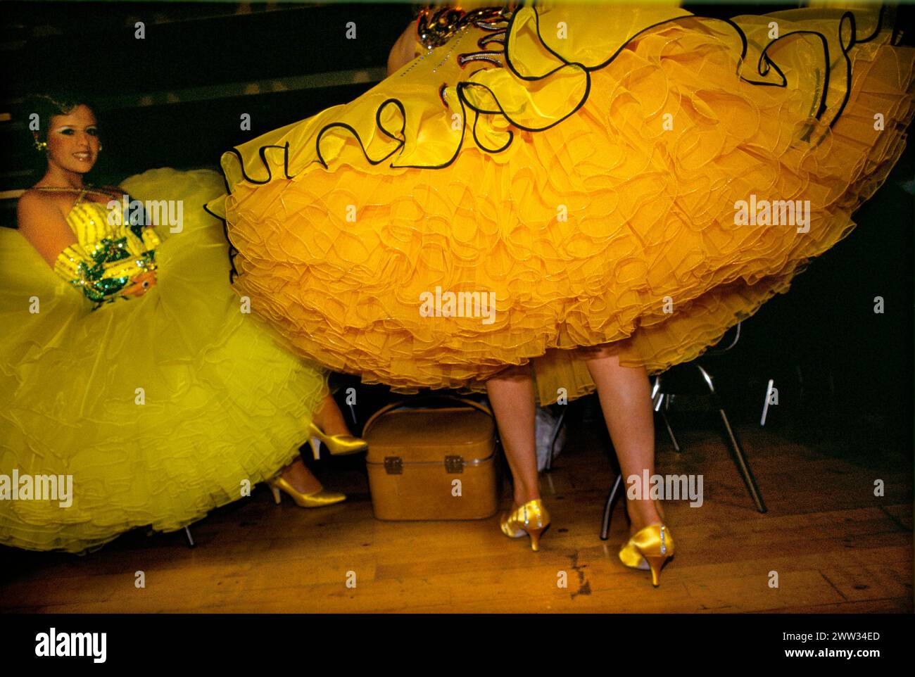 Ballsaal Tanzkleider 1990er Jahre UK. Tanzen Sie die Teilnehmer in ihren hausgemachten, mehrlagigen Ballsaal-Kleidern mit Puderpuff-Puder und einem engen, mit Pailletten verzierten Oberteil, die Teilnehmer warten darauf, dass sie mit ihren Partnern auf der Tanzfläche gleiten, und bewundern Sie das Scheinwerferlicht in den Wintergärten, dem Empress Ballroom. Blackpool, Lancashire, England, 1. Februar 1991. HOMER SYKES Stockfoto