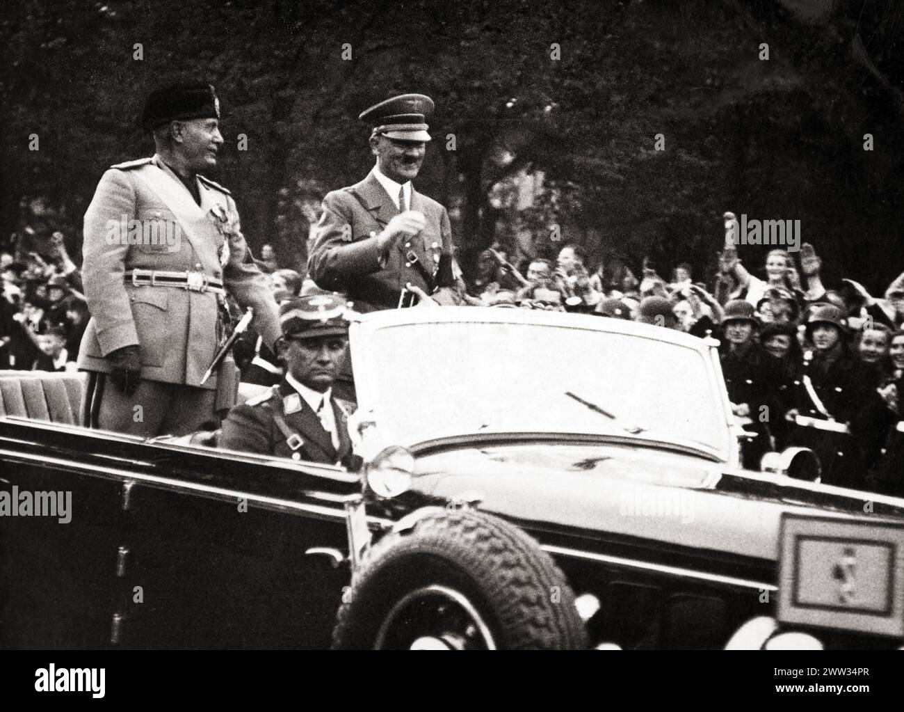 Benito Mussolini und Adolf Hitler in einem Auto, das von einer großen Menschenmenge unterstützt wurde - um 1940 Stockfoto