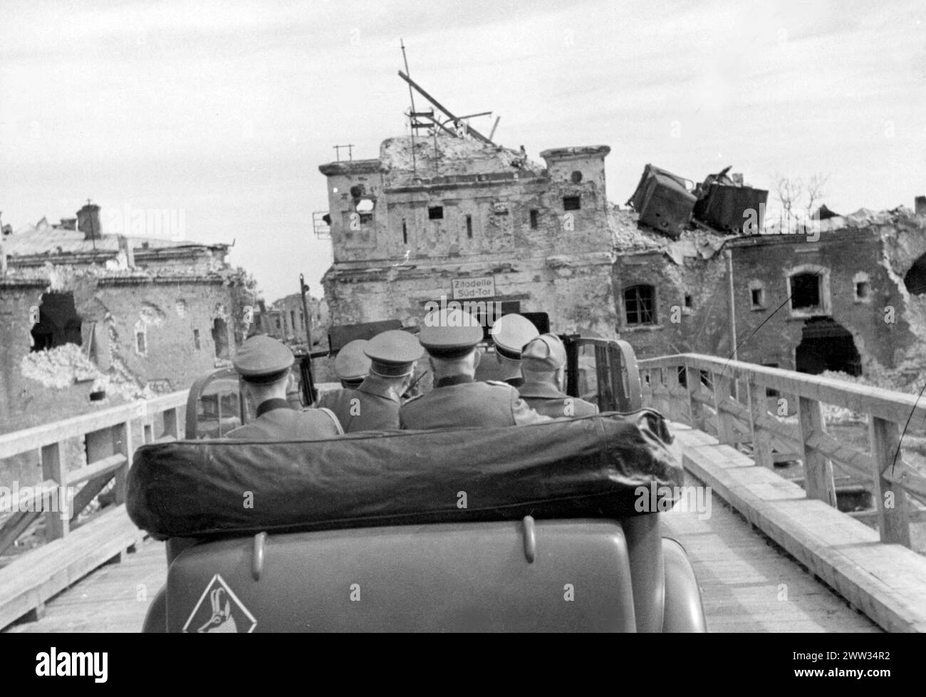 Adolf Hitler und Benito Mussolini in einem Auto mit den Markierungen der 45. Infanterie-Division, während sie die eroberte Zitadelle besichtigen. 1941 Stockfoto