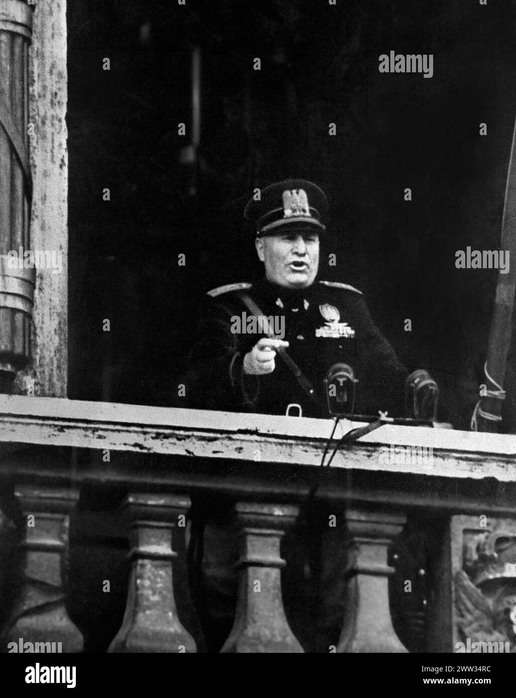 Der italienische Führer Benito Mussolini übergab seine Kriegserklärung vom Balkon des Palazzo Venezia in Rom, Italien, am 10. Juni 1940 Stockfoto