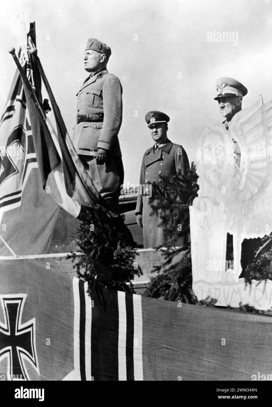 Der Führer des faschistischen Italiens, Benito Mussolini, spricht mit italienischen Soldaten. Dahinter stehen der deutsche Generaloberst Friedrich Fromm (rechts) und der italienische Marschall Rodolfo Graziani. April 1944 Stockfoto