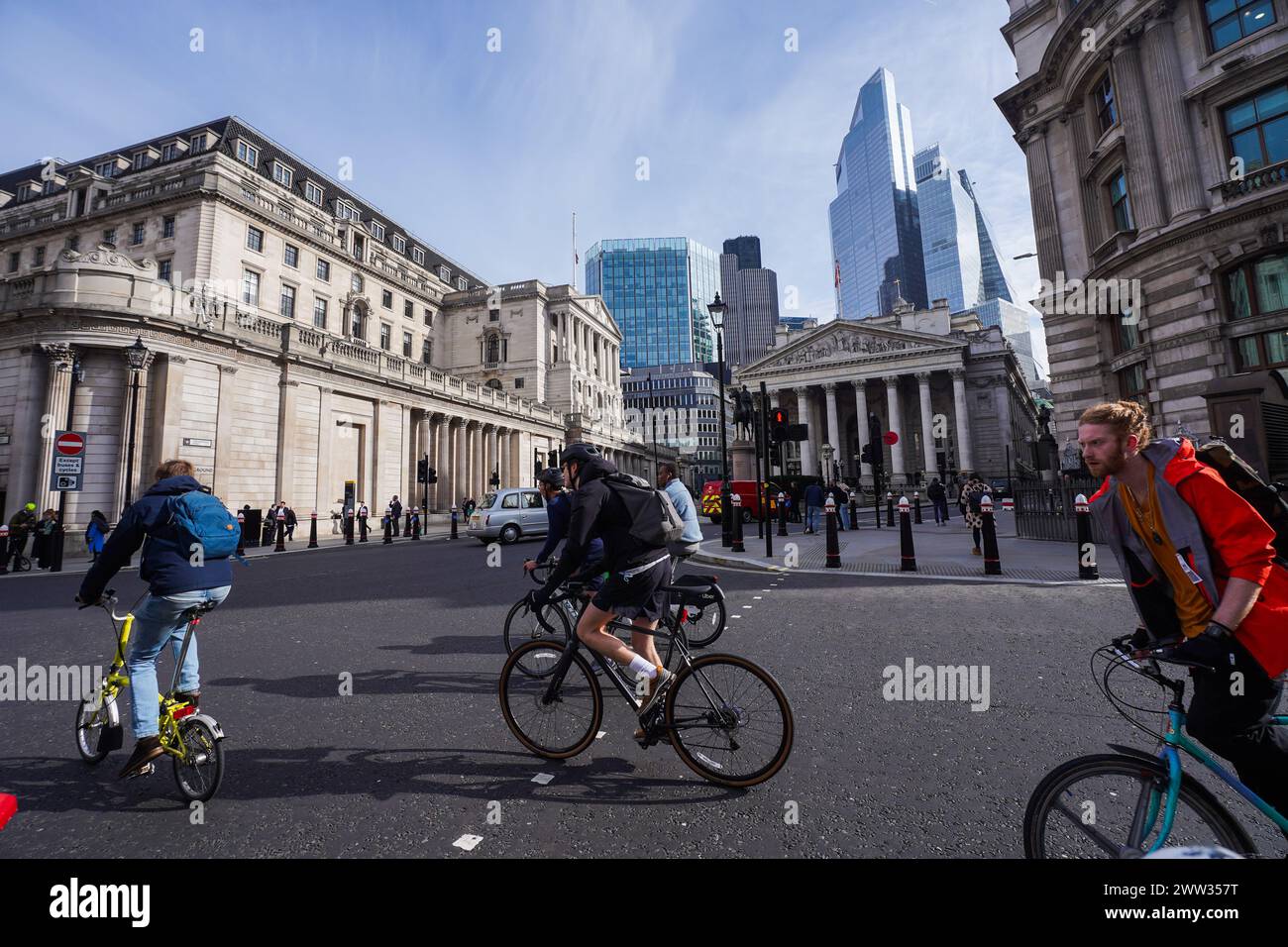 März 2024 . Radfahrer fahren heute Morgen an der Bank of England in London vorbei. Nach Angaben des Amtes für nationale Statistik (ONS) ist die britische Inflationsrate auf das niedrigste Niveau seit fast zweieinhalb Jahren auf 3,4 % gefallen, was auf einen Rückgang der Inflationsrate bei Nahrungsmitteln zurückzuführen ist. Quelle: amer Gazzal/Alamy Live News Stockfoto