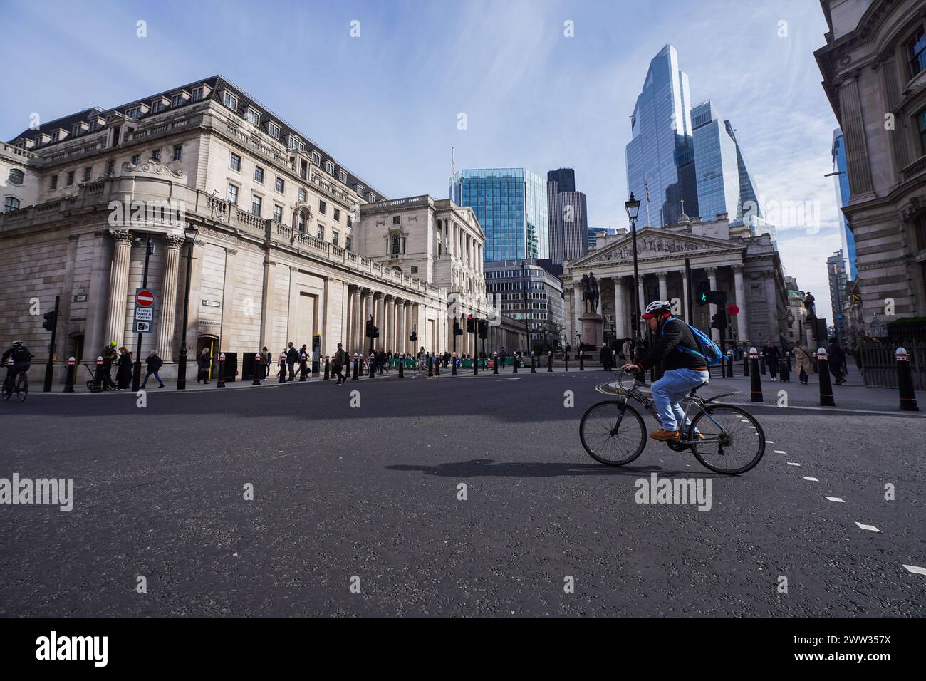 März 2024 . Radfahrer fahren heute Morgen an der Bank of England in London vorbei. Nach Angaben des Amtes für nationale Statistik (ONS) ist die britische Inflationsrate auf das niedrigste Niveau seit fast zweieinhalb Jahren auf 3,4 % gefallen, was auf einen Rückgang der Inflationsrate bei Nahrungsmitteln zurückzuführen ist. Quelle: amer Gazzal/Alamy Live News Stockfoto