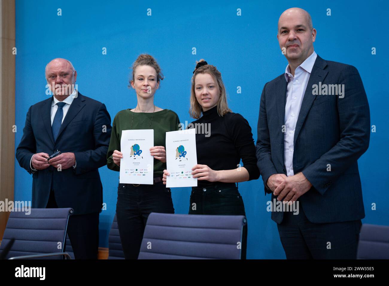 Bundespressekonferenz zum Thema Klimageld Wir zeigen, dass es moeglich ist Dr. Ulrich Schneider, Hauptgeschaeftsfuehrer, der Paritaetische Gesamtverband gemeinsam mit Helena Steinhaus, Gruenderin Sanktionsfrei e. V., Carla Reemtsma, Fridays for Future und Prof. Marcel Fratzscher, Präsident des Deutschen Institutes für Wirtschaftsforschung DIWin der Bundespressekonferenz zur Vorstellung des Thema Klimageld Wir zeigen, dass es moeglich ist, Berlin , 21.03.2024 Berlin Berlin Deutschland *** Bundespressekonferenz zum Thema Klimageld Wir zeigen, dass es möglich ist Dr. Ulrich Schneider, Chi Stockfoto