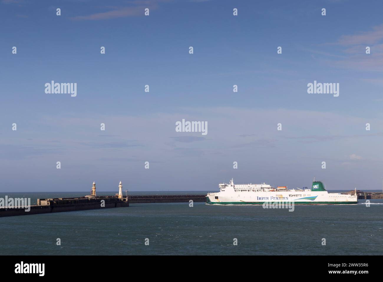 Irish Ferries verlassen den Hafen in Port of Dover, England, Großbritannien Stockfoto