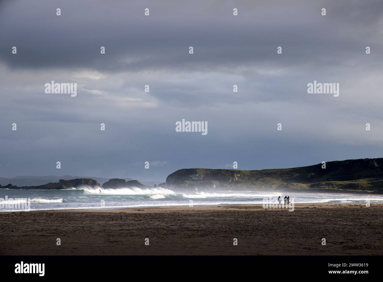 Menschen, die am Strand von White Park Bay, Ballycastle, Co. Antrim; Irland Stockfoto