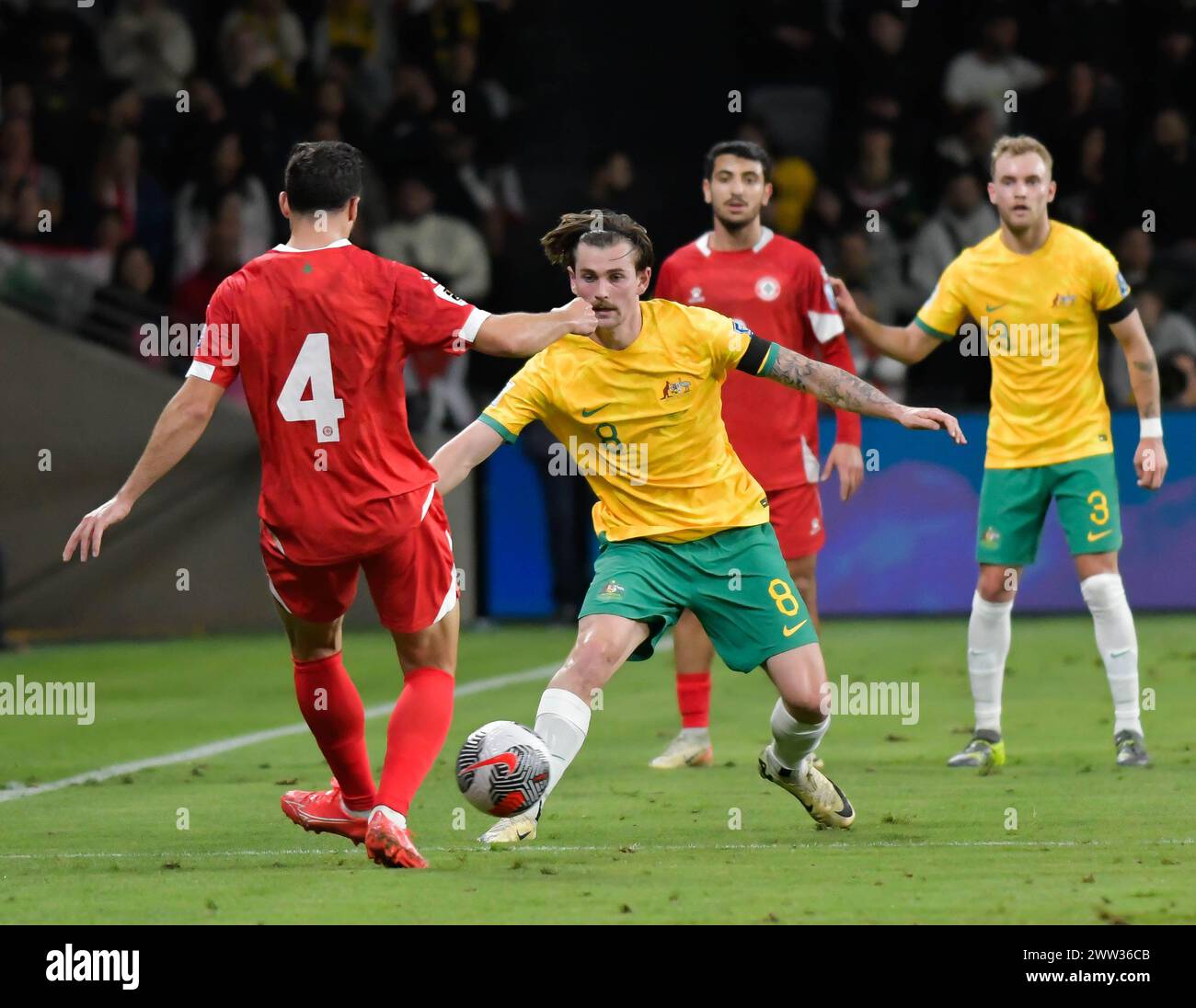 Sydney, Australien. Am 20. März 2024 trat Hassan Chaitou beim WM-Qualifikationsspiel Australien gegen Libanon an Connor Metcalfeg vorbei. Quelle: Kleber Osorio/Alamy Live News Stockfoto