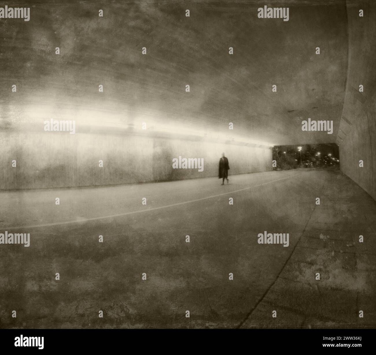 Kreatives Grungy-Bild einer jungen Frau in verschwommener Bewegung, die nachts in einem Tunnel läuft. Stockfoto