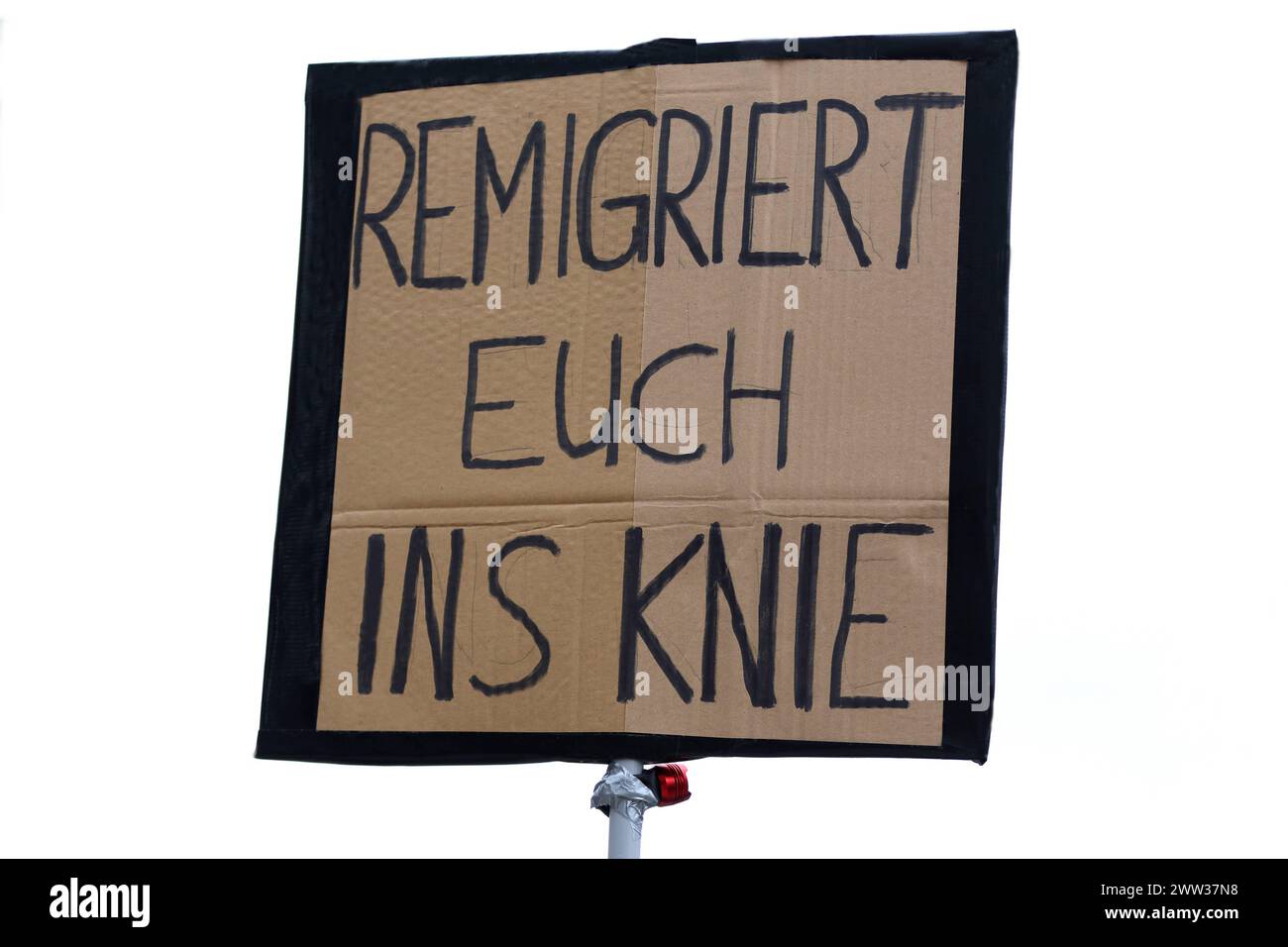 BGR - BÜNDNIS GEGEN RECHTS - ZUSAMMEN GEGEN FASCHISMUS - Demo gegen Rechtsextremismus in Göttingen. Das Bündnis gegen Rechts hatte zum zweiten Mal zur Demonstration aufgerufen, an der laut Polizeiangaben ca. 1,600 Personen teilgenommen haben - Gegen Rechte Terror in Deutschland - Deutschland, GER, DEU, Deutschland, Göttingen, 16.03.2024: eine Vielzahl von Menschen demonstrieren in der Innenstadt von Göttingen gegen rechte Tendenzen in Deutschland. Hauptauslöser der zahlreichen Demonstrationen in ganz Deutschland gegen die AfD sind die Recherchen von CORRECTIV Recherchen für die Gesellschaft geme Stockfoto