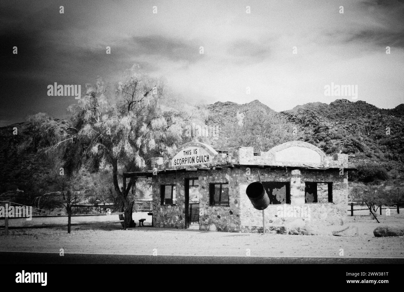 Ein unheimliches Schwarz-weiß-Bild zeigt den verlassenen Laden „Scorpion Gulch“ und zaubert Gefühle von Nostalgie und Mysterium Stockfoto