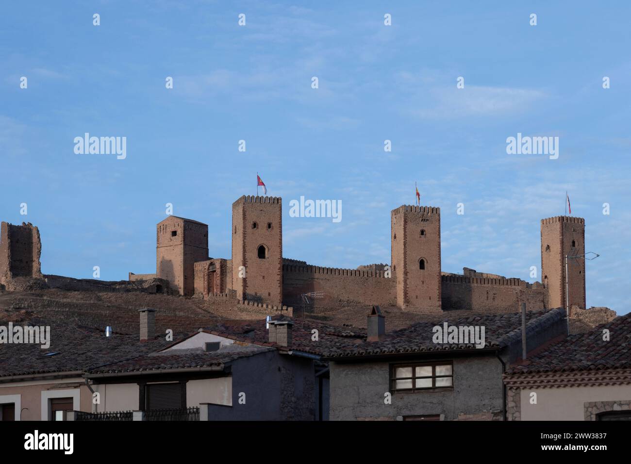 Das antike Schloss mit hohen Türmen überblickt eine moderne Stadt mit architektonischem Kontrast und historischer Erhaltung Stockfoto
