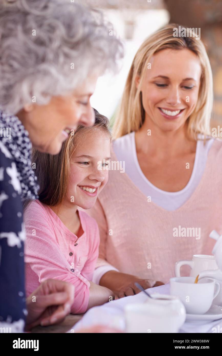 Frauen, Mädchen und glückliche Großmutter mit Tee zum Spaß, Generationen im Park zusammen, um sich mit der Liebe zu verbinden. Familie Zeit, Mutter und Oma und Lächeln für Stockfoto