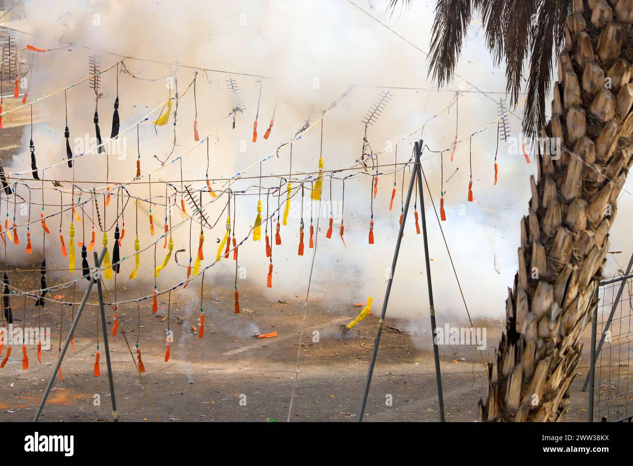 Die Explosion von Feuerwerkskörpern unterschiedlicher Größe während der Mascleta von Valencia, Spanien Stockfoto