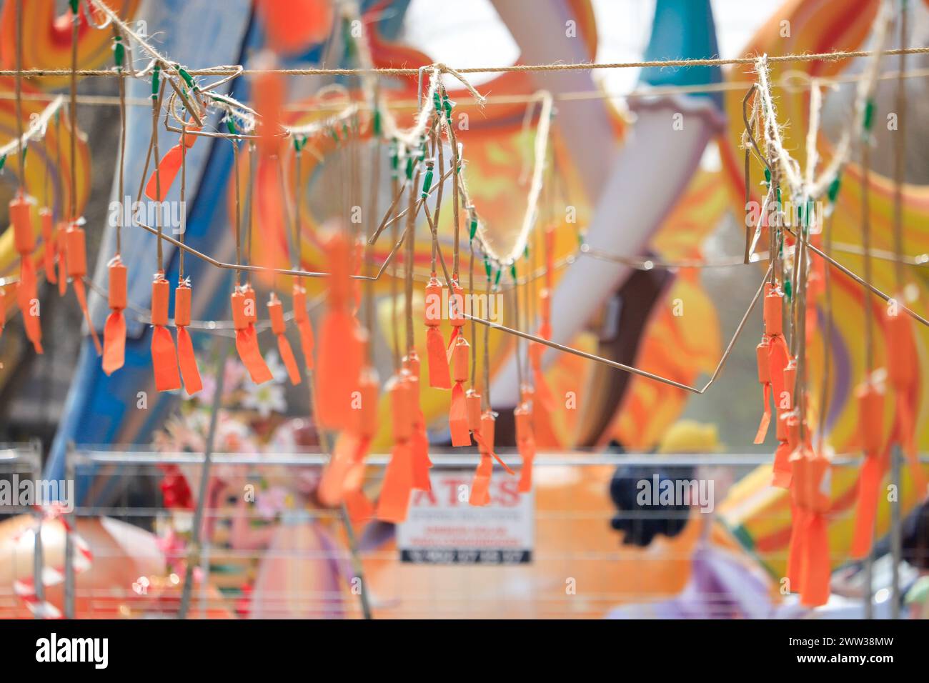 Hängende Feuerwerkskörper in verschiedenen Farben während der Mascleta, einer Tradition der Stadt Valencia. Spanien Stockfoto