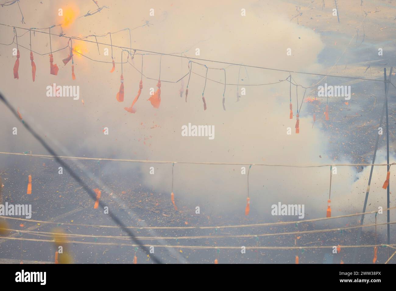 Die Explosion von Feuerwerkskörpern unterschiedlicher Größe während der Mascleta von Valencia, Spanien Stockfoto