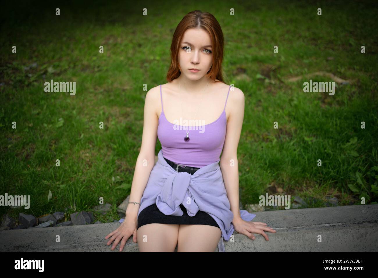 Ein hübsches Mädchen mit roten Haaren genießt die Sommertage. Stockfoto