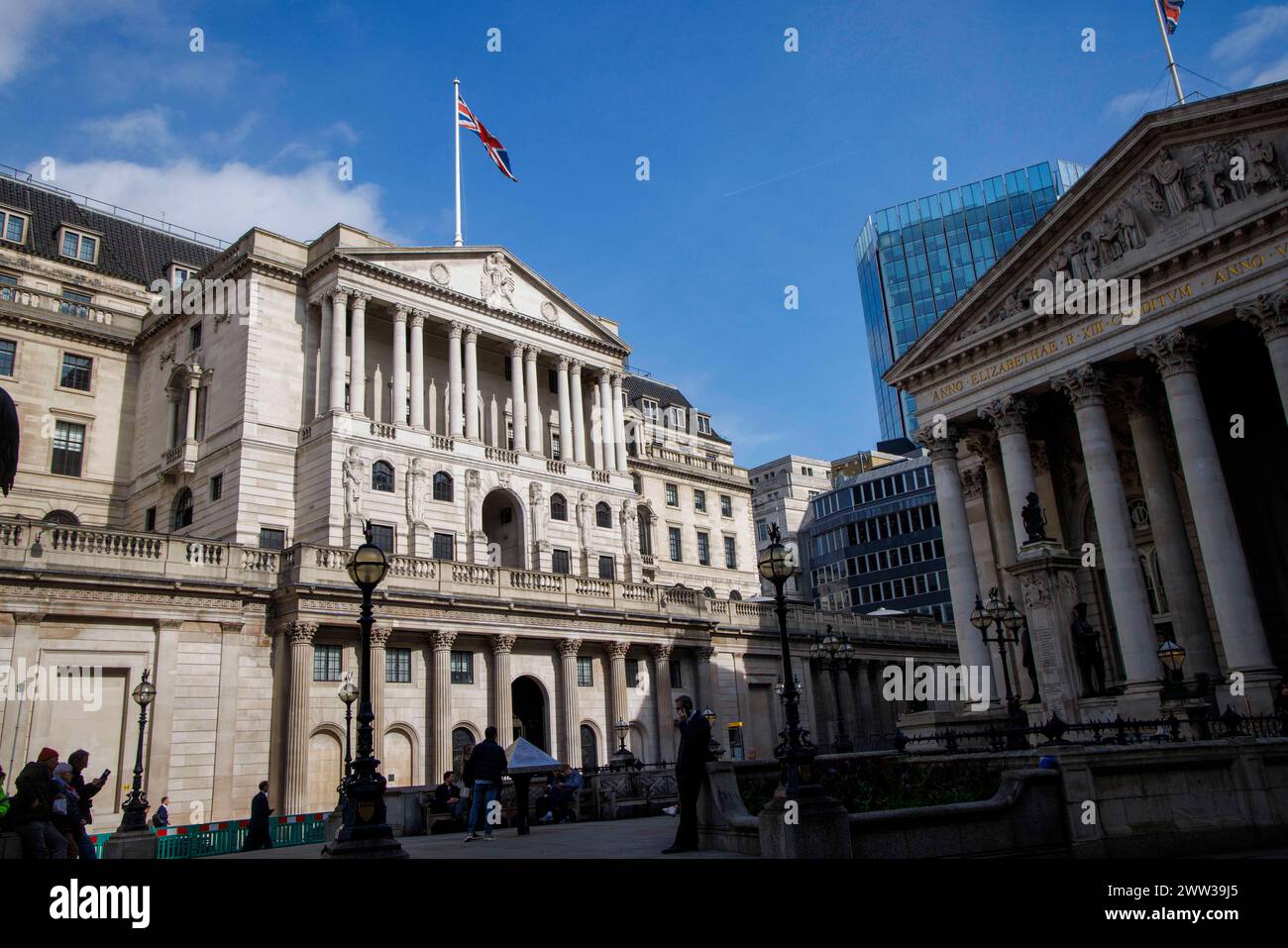 London, Großbritannien. März 2024. Bank of England in der City of London. Die Bank of England wird am 21. März eine Zinsentscheidung bekanntgeben, die trotz sinkender Inflation voraussichtlich bei 5,25 Prozent liegen wird. Die britische Inflation ist auf 3,4 Prozent gefallen, die niedrigste seit September 2021 Credit: Mark Thomas/Alamy Live News Stockfoto