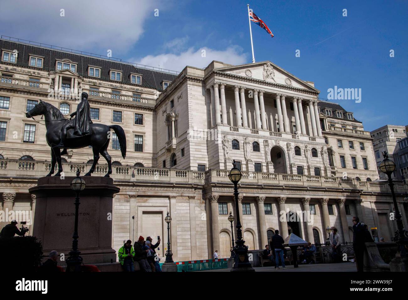 London, Großbritannien. März 2024. Bank of England in der City of London. Die Bank of England wird am 21. März eine Zinsentscheidung bekanntgeben, die trotz sinkender Inflation voraussichtlich bei 5,25 Prozent liegen wird. Die britische Inflation ist auf 3,4 Prozent gefallen, die niedrigste seit September 2021 Credit: Mark Thomas/Alamy Live News Stockfoto