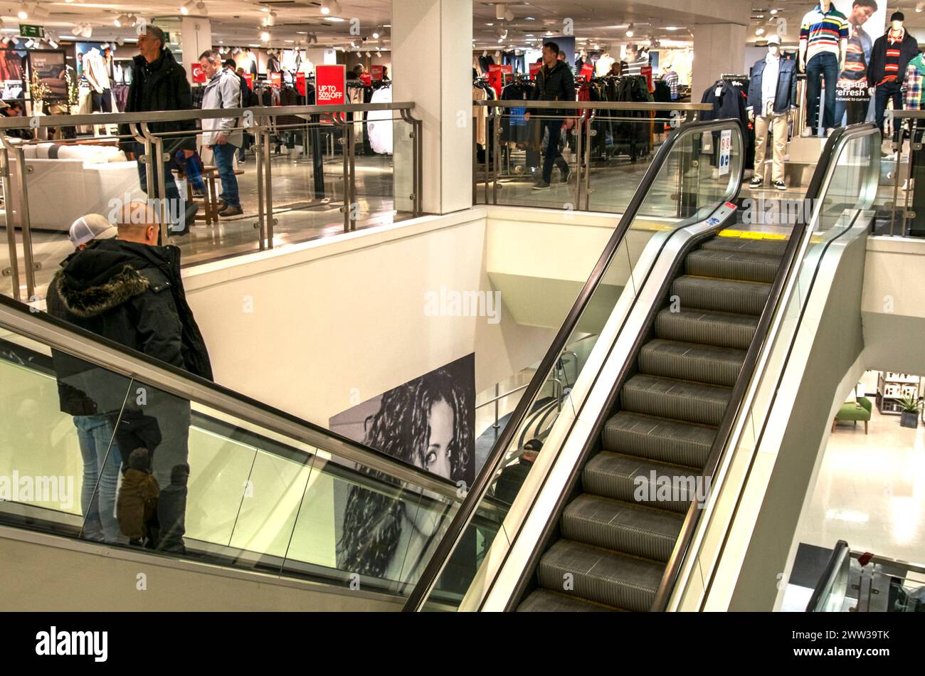 Eine Rolltreppe oder eine bewegliche Treppe für einfache Bewegung für Käufer Stockfoto