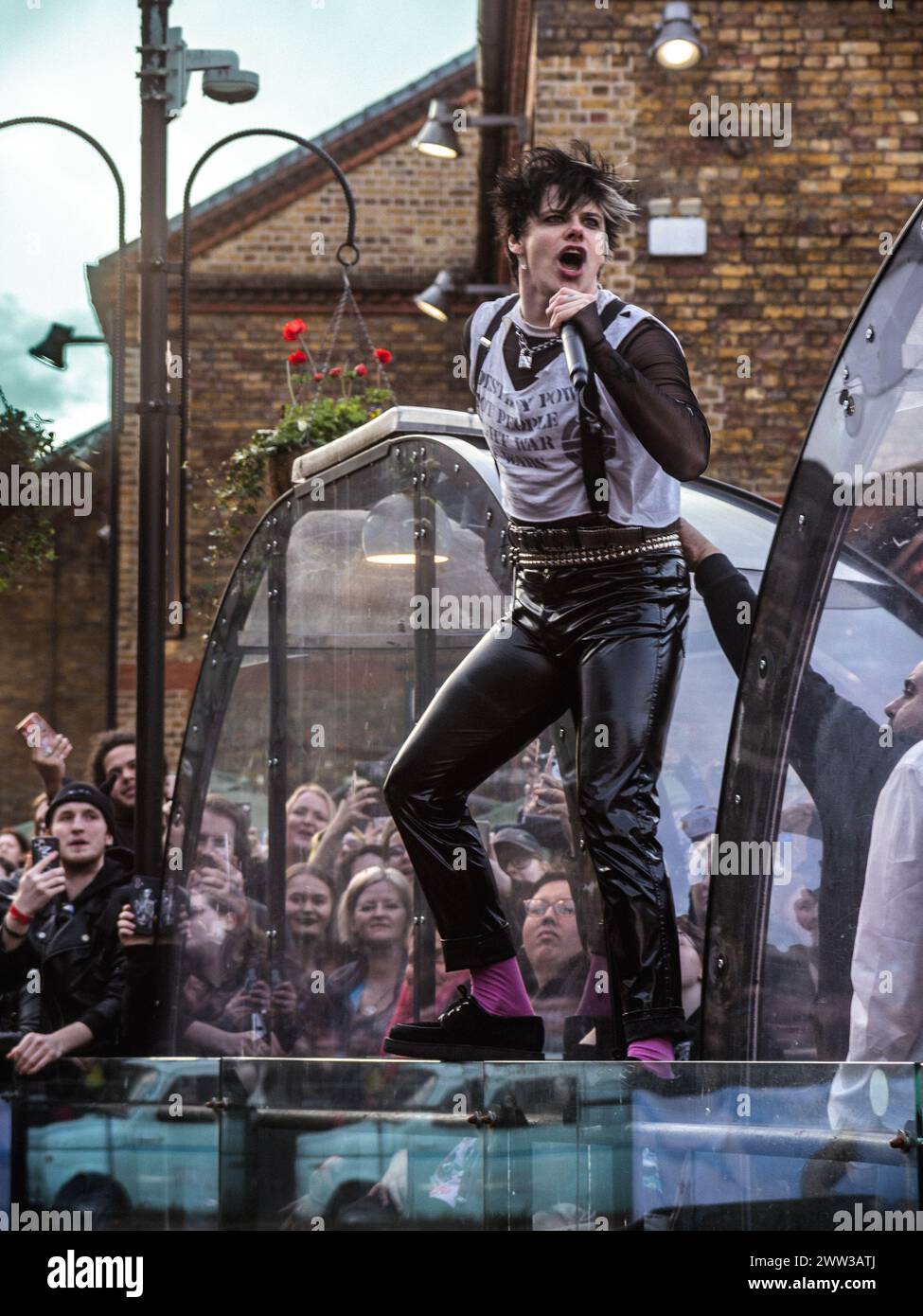 Der britische Star Yungblud kündigte sein eigenes Musikfestival Bludfest (Milton Keynes) bei einem geheimen Auftritt in Camden Town (London) an. Stockfoto