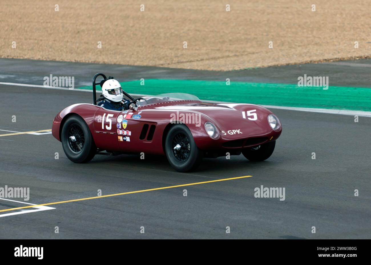 John Burton und Nick Finburgh's Red, 1958, Jaguar Alton, während der Stirling Moss Trophy, beim Silverstone Classic 2023 Stockfoto