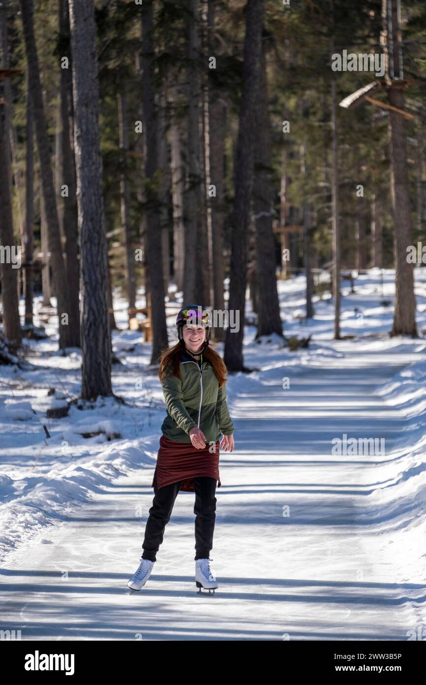 Eisläufer, Eisweg durch den Wald, Sur EN, geschickt in der Nähe von Scuol, Engadin, Schweiz Stockfoto