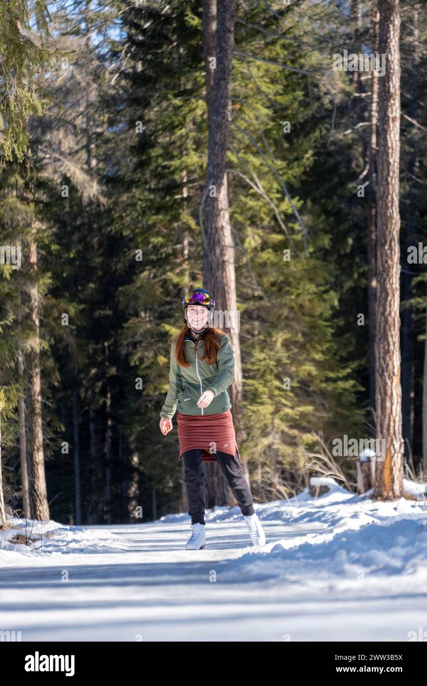 Eisläufer, Eisweg durch den Wald, Sur EN, geschickt in der Nähe von Scuol, Engadin, Schweiz Stockfoto