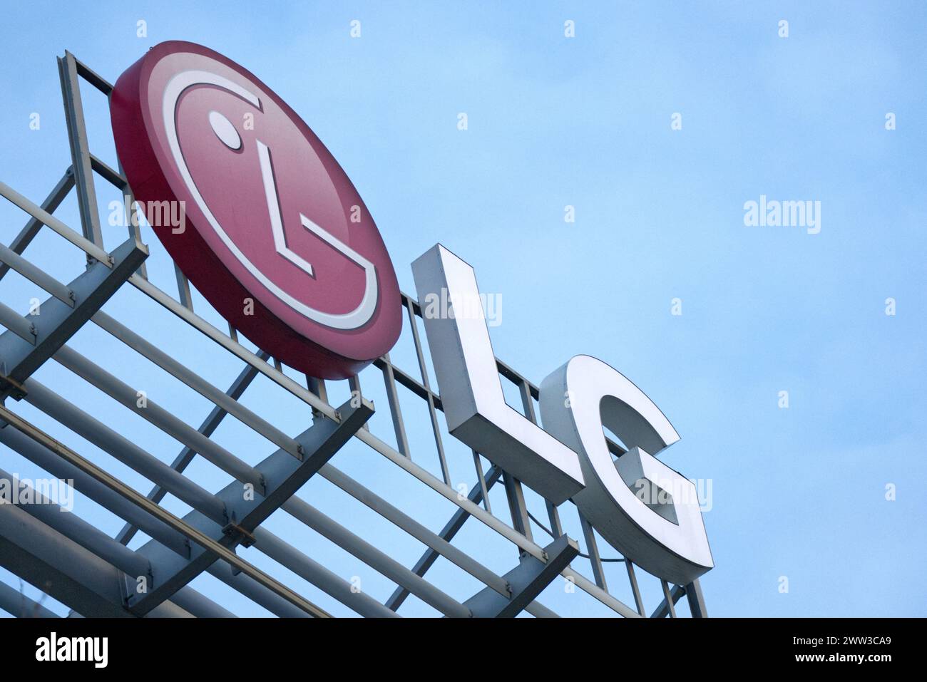 LG-Schild oben auf dem Bürogebäude. Stockfoto