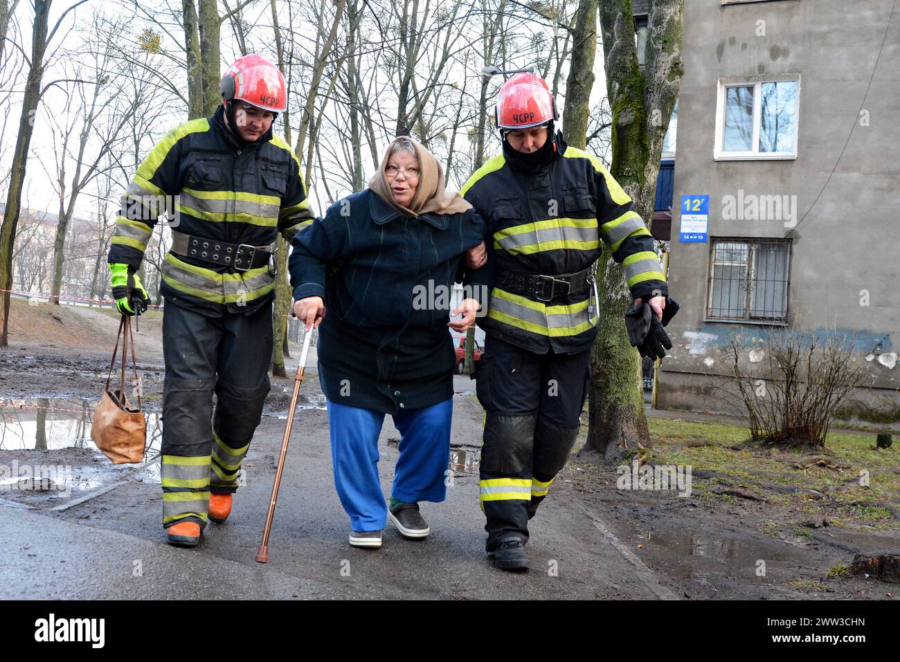 Kiew, Ukraine. März 2024. Ukrainische Polizei und Rettungskräfte evakuieren Bewohner aus einem fünfstöckigen Wohngebäude nach einem Raketenangriff in Kiew. Während der russischen Invasion in der Ukraine. Ukrainische Luftverteidigungskräfte schossen "etwa drei Dutzend feindliche Raketen, einschließlich ballistischer Raketen, über Kiew und in der Nähe der Hauptstadt" ab, sagte die Militärverwaltung der Stadt auf Telegram und fügte hinzu, dass der Angriff drei Stunden gedauert habe Credit: SOPA Images Limited/Alamy Live News Stockfoto