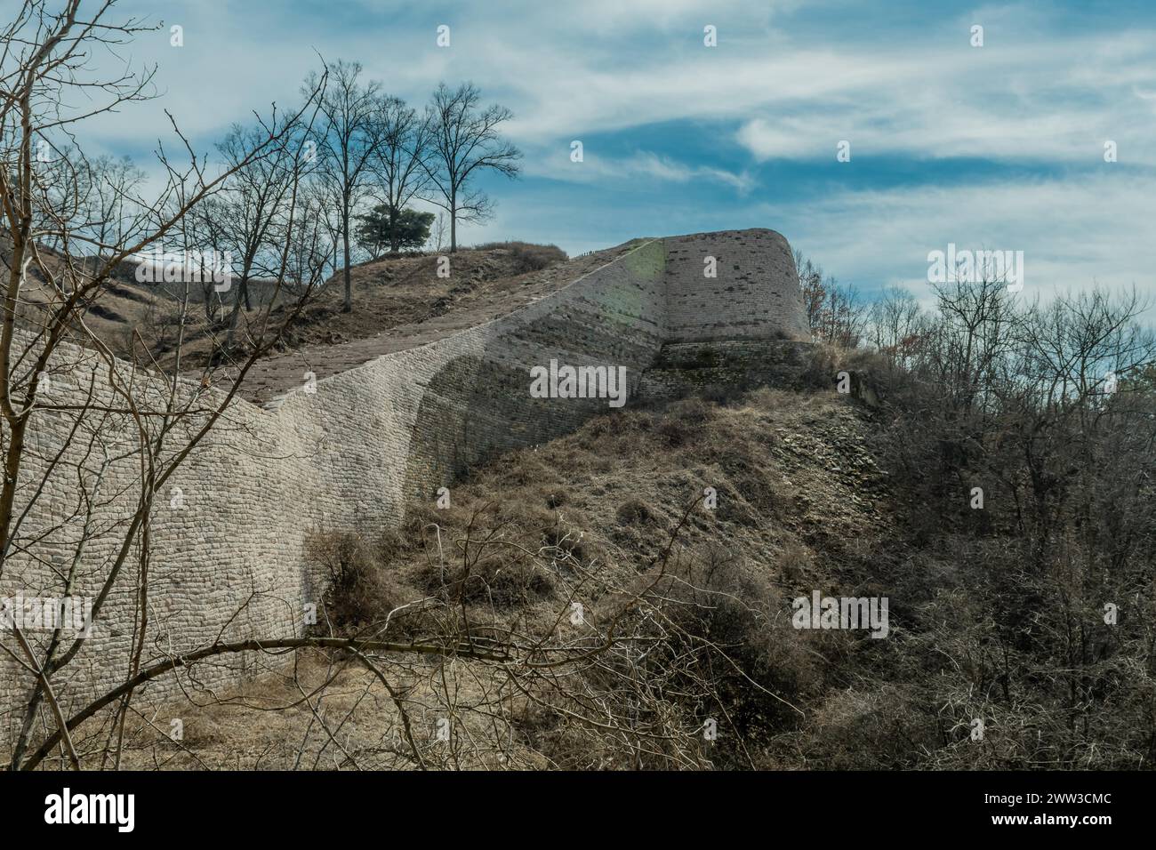Abschnitt einer Bergwaldmauer aus flachen Steinen in der Nähe von Boeun Südkorea Stockfoto