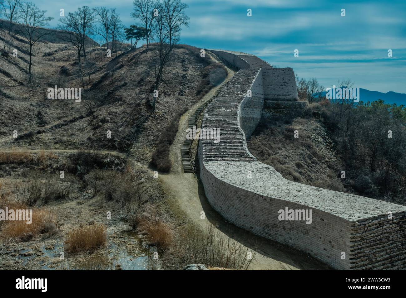 Abschnitt einer Bergwaldmauer aus flachen Steinen in der Nähe von Boeun Südkorea Stockfoto