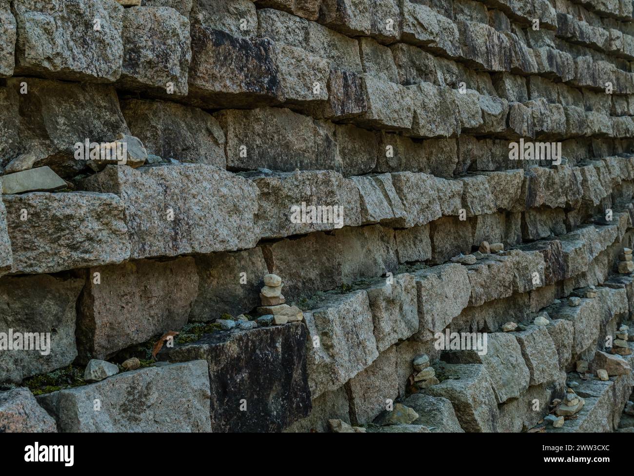 Perspektivische Ansicht der Bergfestungsmauer aus flachen Steinen in Boeun, Südkorea Stockfoto